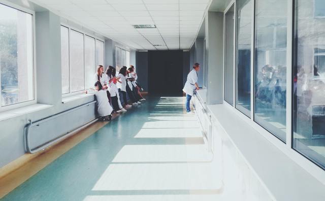 Verpleegkunde studeren in coronatijd: ‘Zorgen hoort in alle tijden bij mijn beroep’
