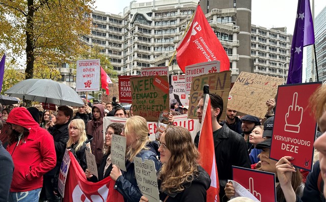 Weg met die rente op onze schuld, pleiten studenten bij protest in Den Haag