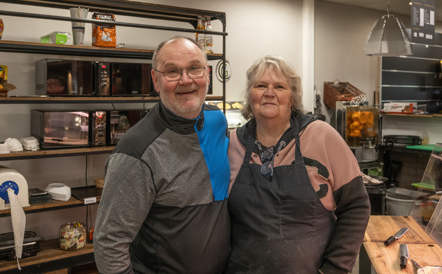 Henk en Sonja stoppen na 43 jaar met hun broodjeszaak in het metrostation