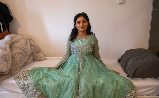 Geldzaken: Maryam showt graag haar Pakistaanse jurken